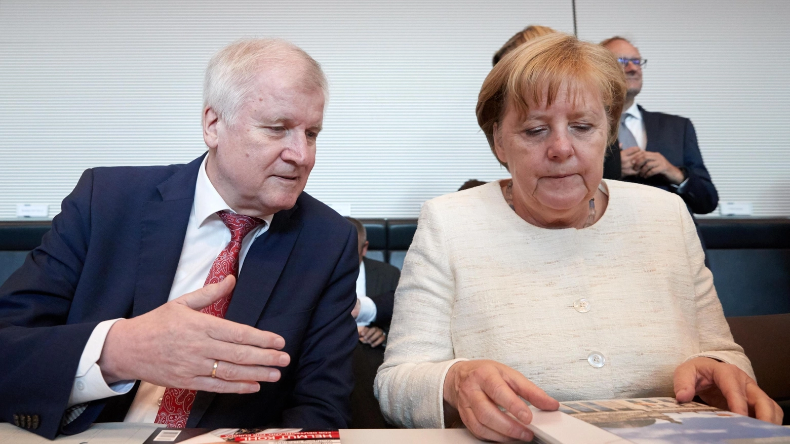 Il ministro Seehofer e Angela Merkel (Ansa)