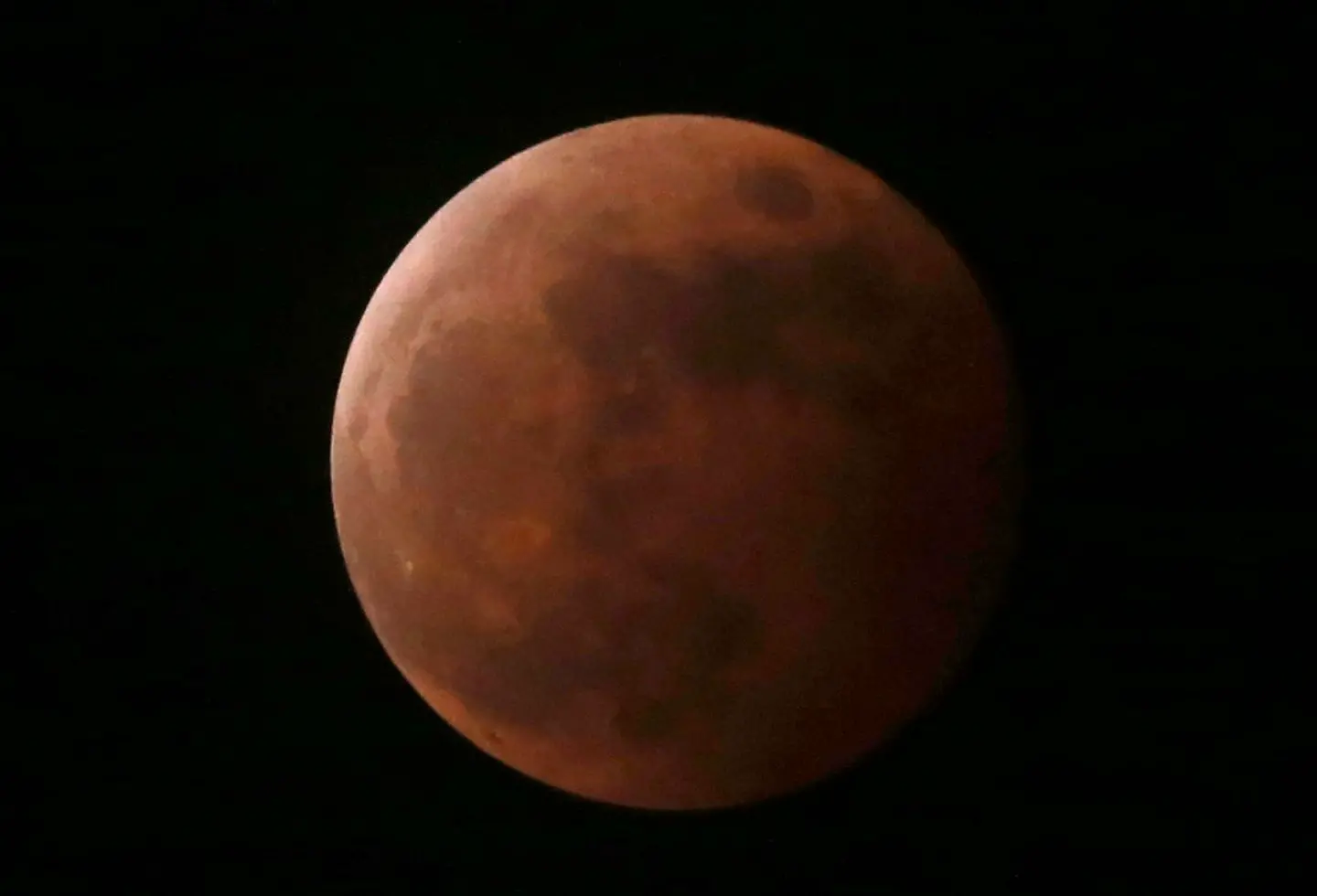 Domenica notte la rara eclissi di superluna: la prossima sarà nel 2033