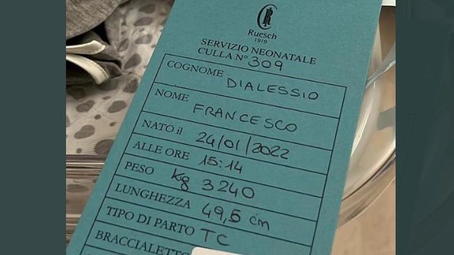 Il cartellino della clinica in cui è nato Francesco D'Alessio