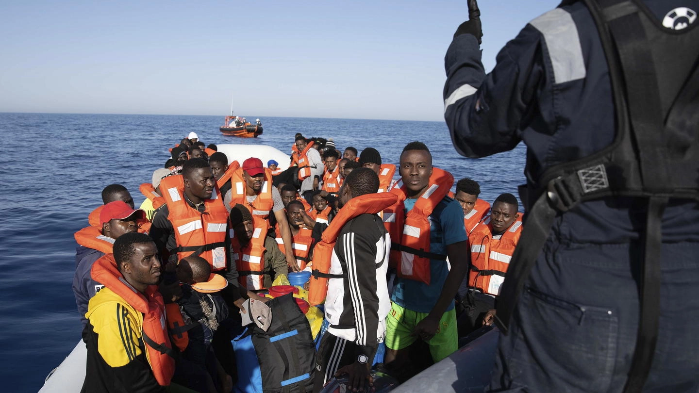 Una foto di repertorio di migranti salvati dalla Sea Watch (Ansa)