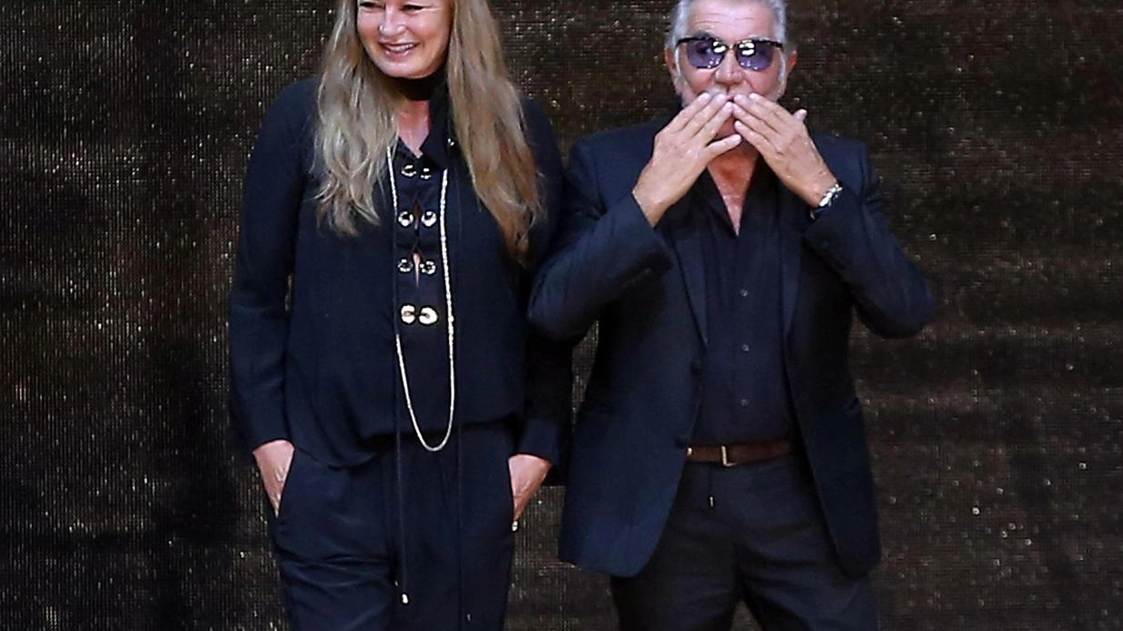 Roberto Cavalli e la moglie Eva alle sfilate di Milano (Ansa)