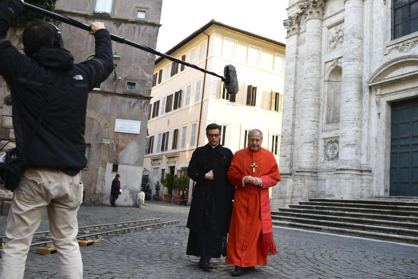 Gli attori Stefano Pesce (S) e Roberto Nobile mentre girano la scena di un film a Roma