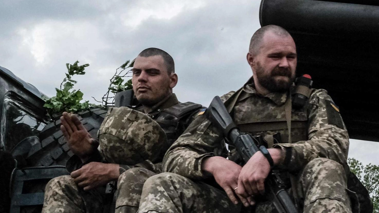 Due soldati ucraini vicino a Lysychansk (Ansa)