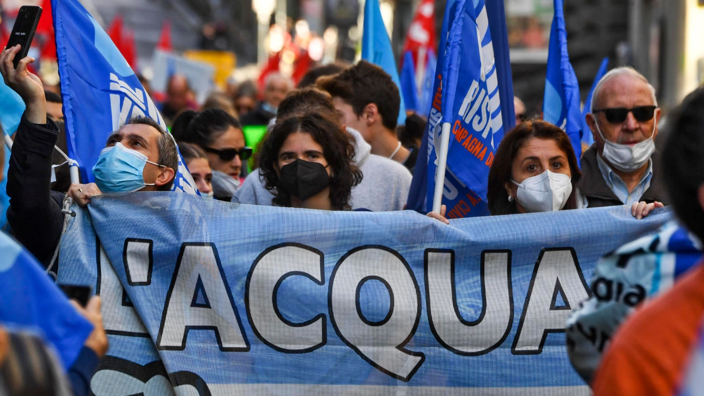 Manifestazione a Napoli in difesa dell'acqua pubblica e contro gli obiettivi del Pnrr