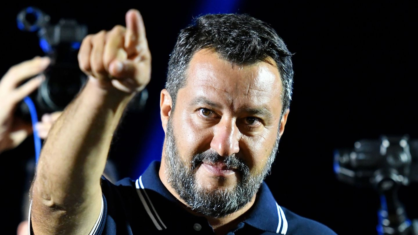 Matteo Salvini durante il tour elettorale (Lapresse)