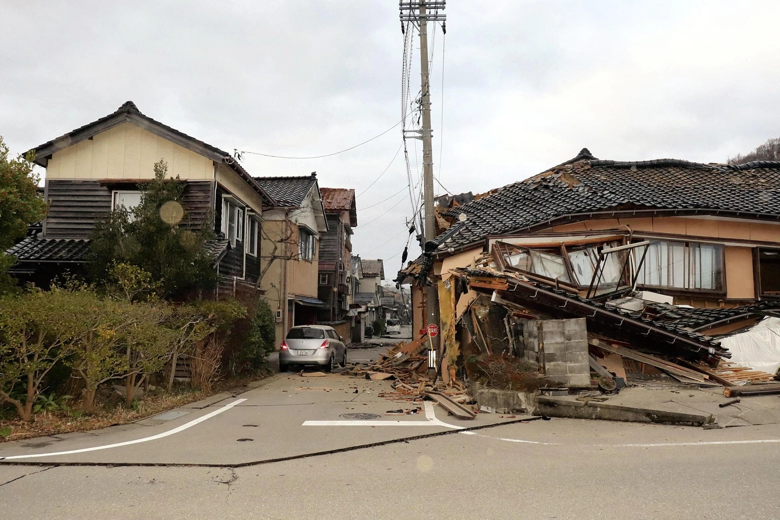 Terremoto in Giappone, case crollate a Wajima (Ansa)