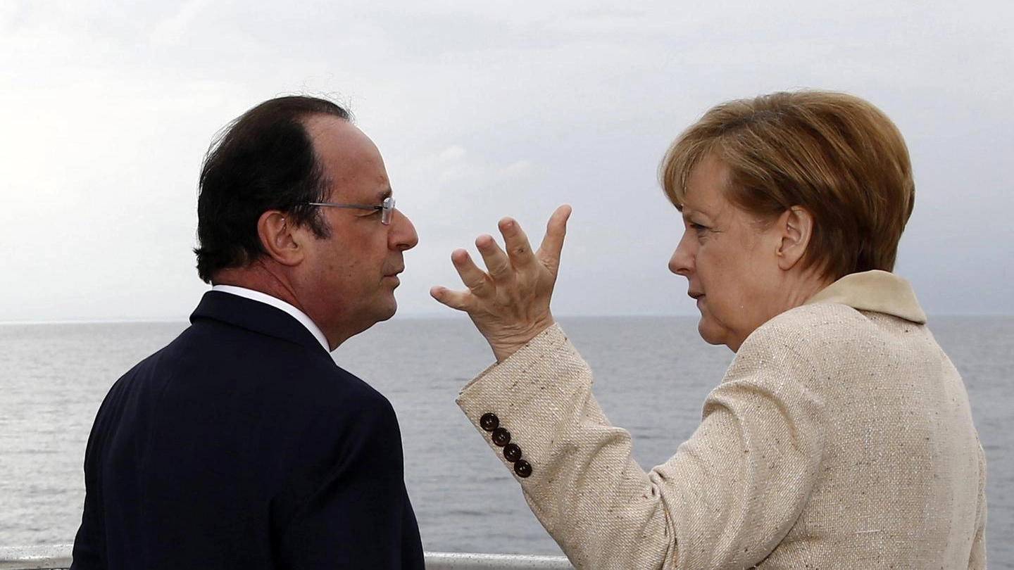 Hollande e la Merkel (Ansa)