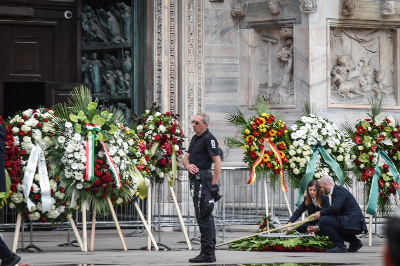 Piazza Duomo in attesa dei funerali di Silvio Berlusconi