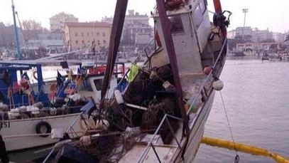 Rimini, il motopeschereccio affondato viene recuperato (Foto Muccioli)
