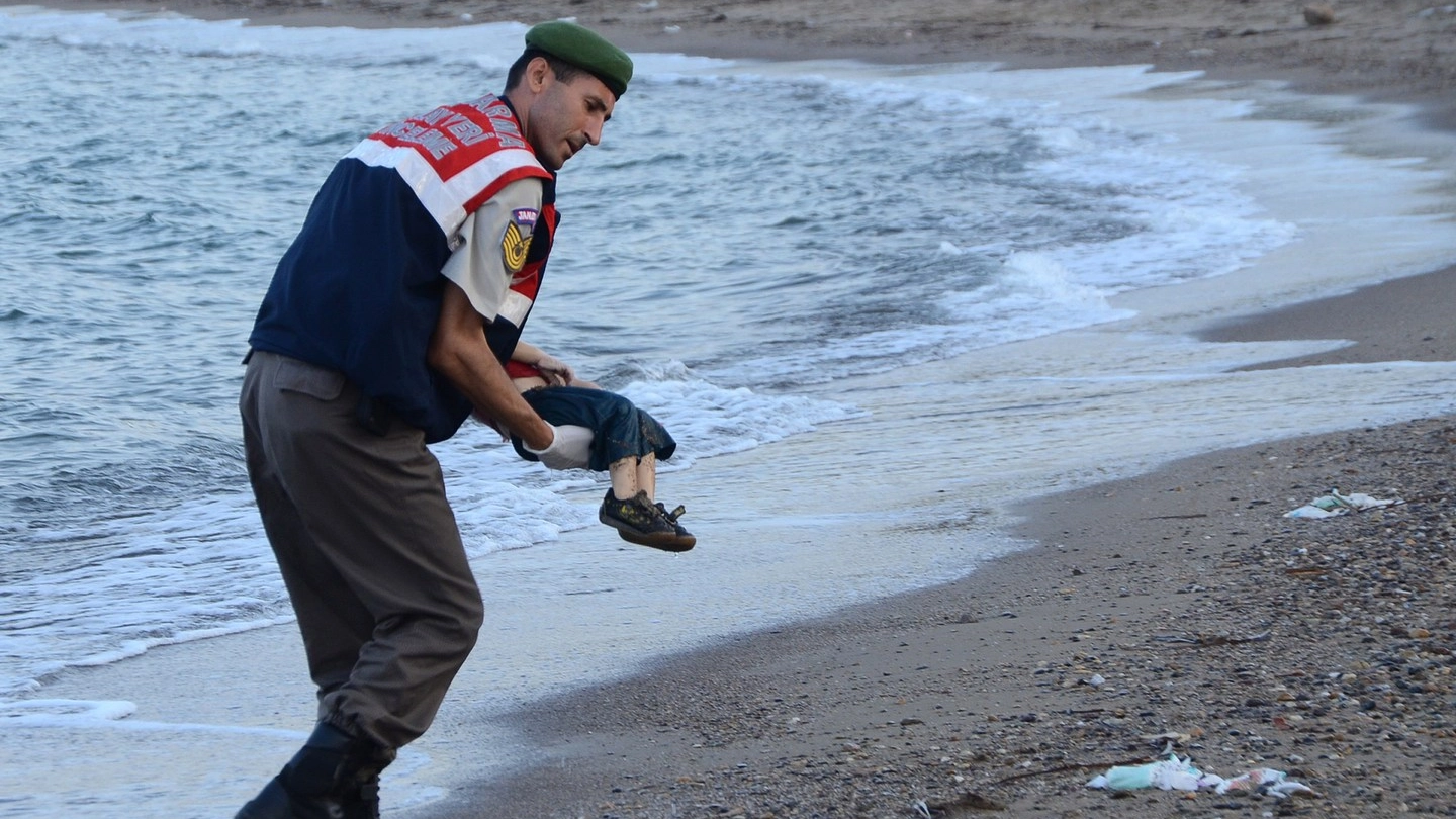 Migranti, la foto choc del bimbo morto sulla spiaggia di Bodrum (Afp)