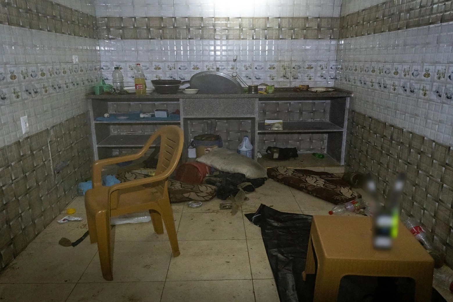 Una sala in un tunnel dove venivano tenuti gli ostaggi israeliani rapiti da Hamas