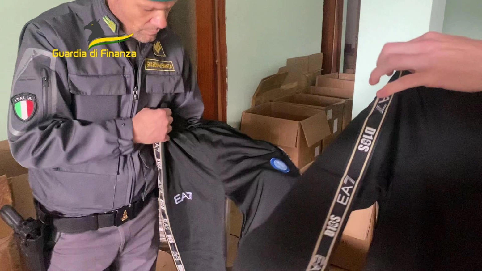 Vestiario con marchio contraffatto sequestrato dalla Guardia di Finanza nel Napoletano il 26 aprile scorso: 18 mila capi