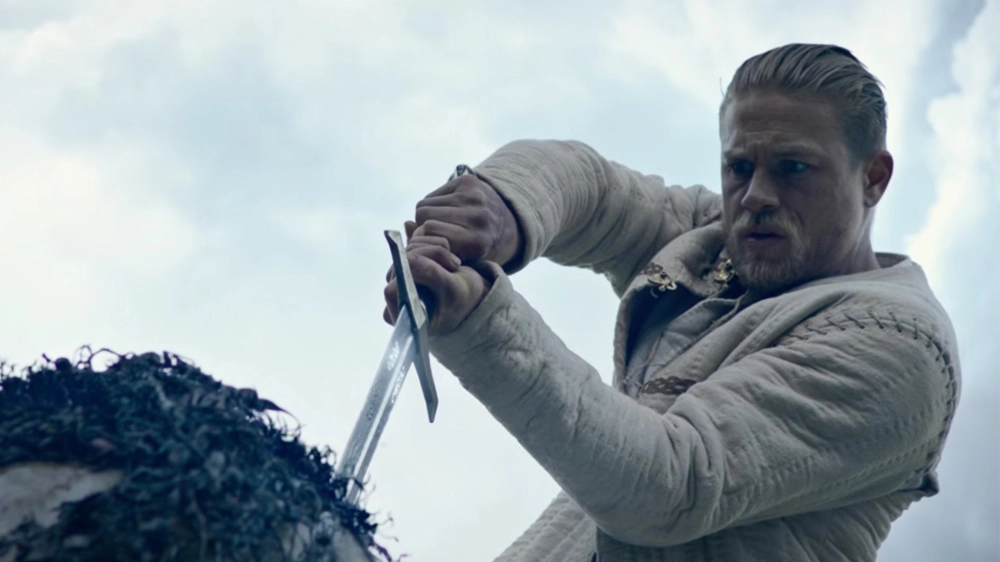Charlie Hunnam in una scena di 'King Arthur - Il potere della spada' – Foto: Warner Bros.