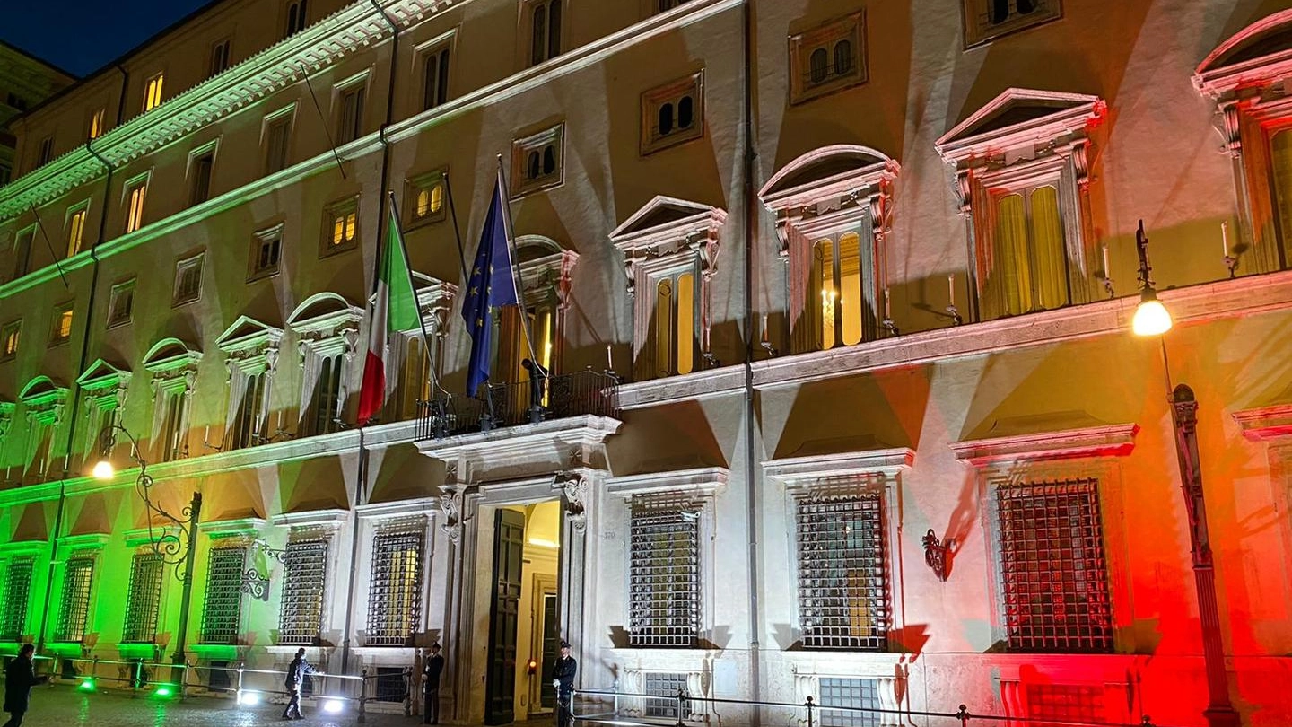 Palazzo Chigi illuminato con il tricolore (Dire)