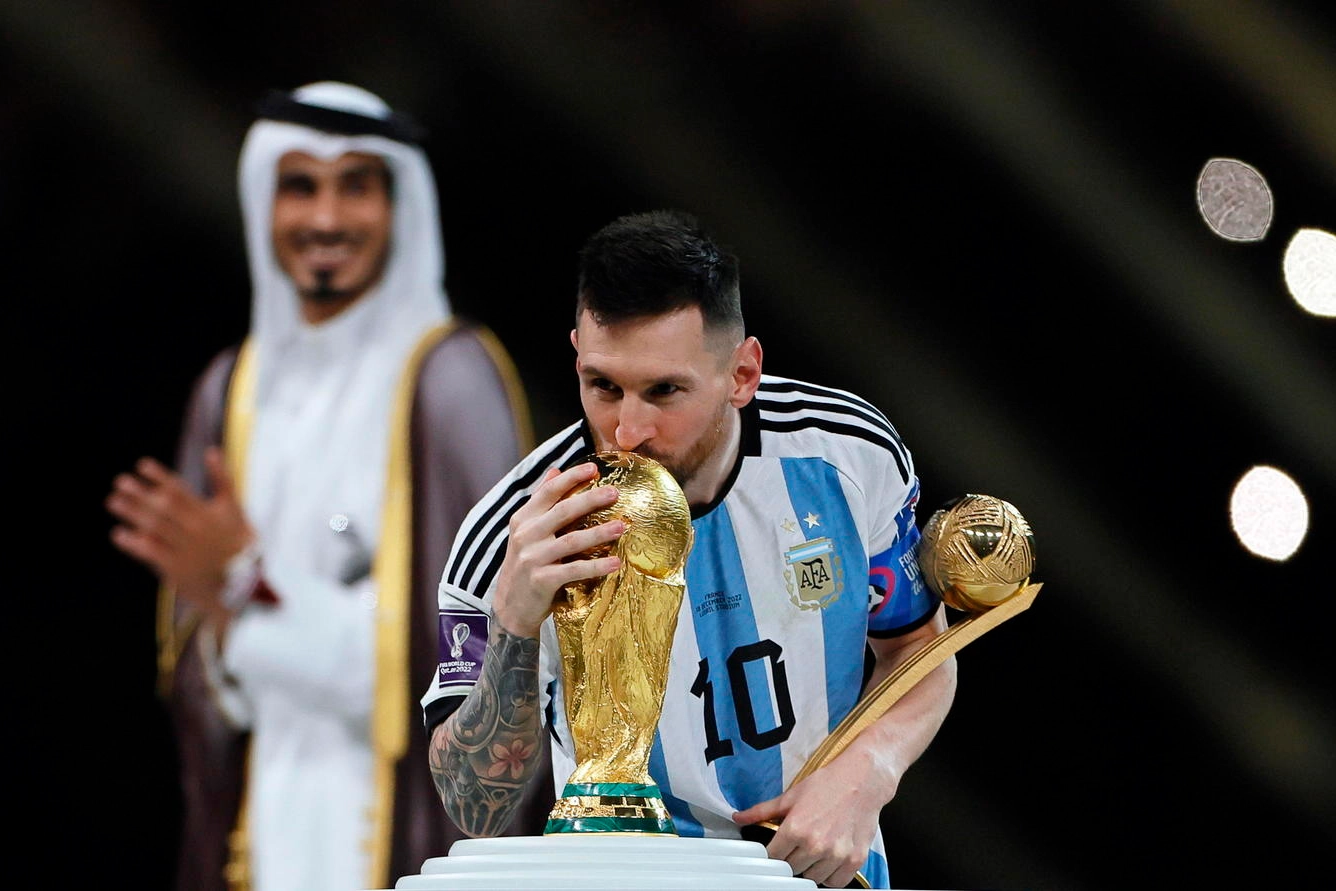 Messi bacia la Coppa del Mondo (Ansa)