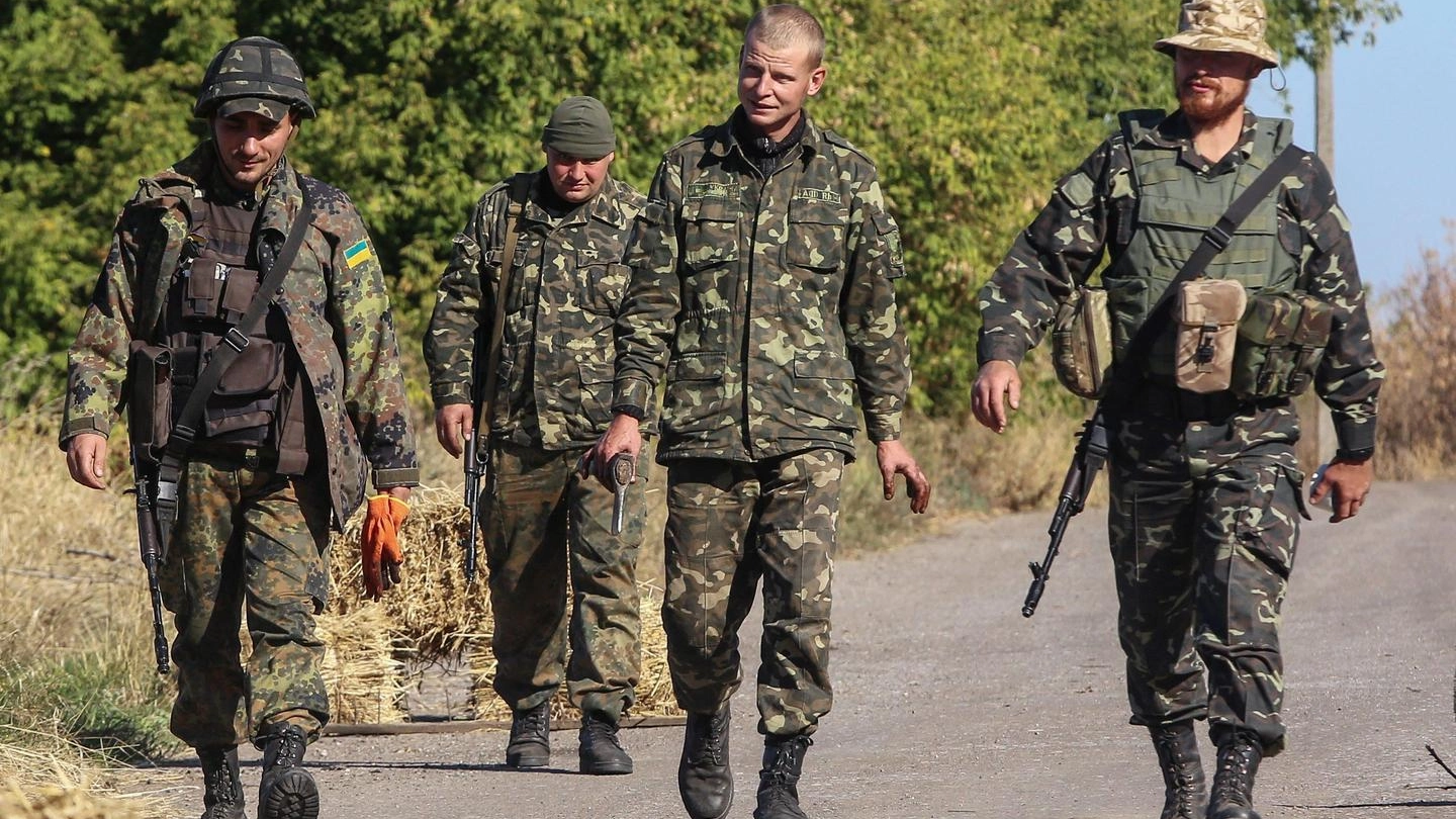 Soldati ucraini a un checkpoint (Ansa)
