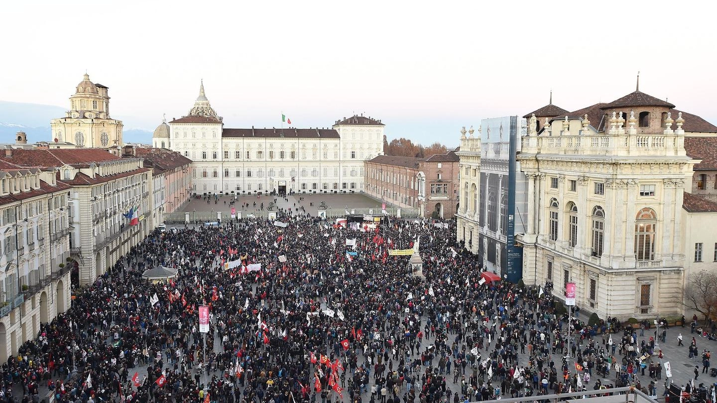 La folla dei No Tav in piazza a Torino (Ansa)