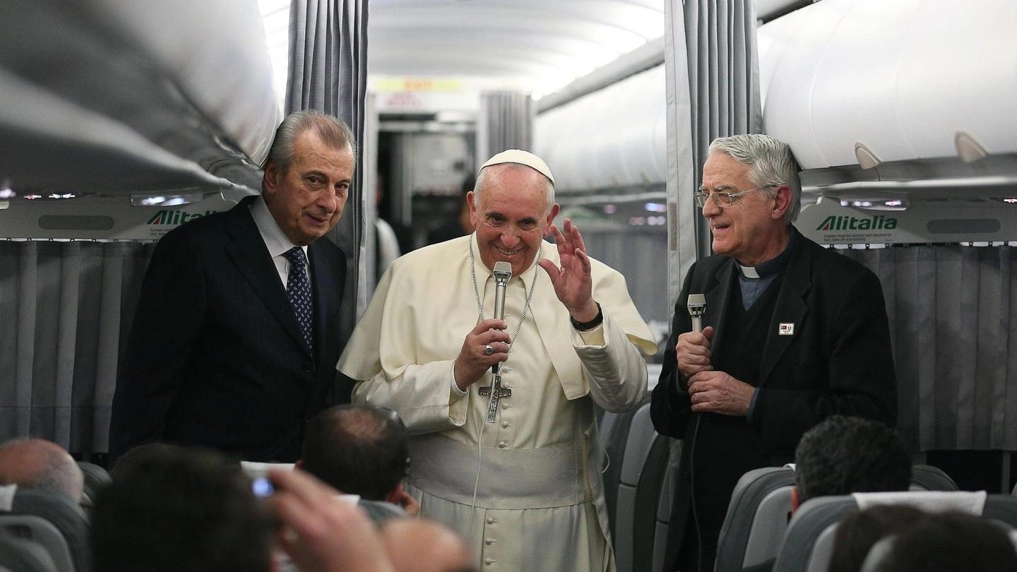 Papa Francesco sul volo di ritorno da Istanbul (Ansa)