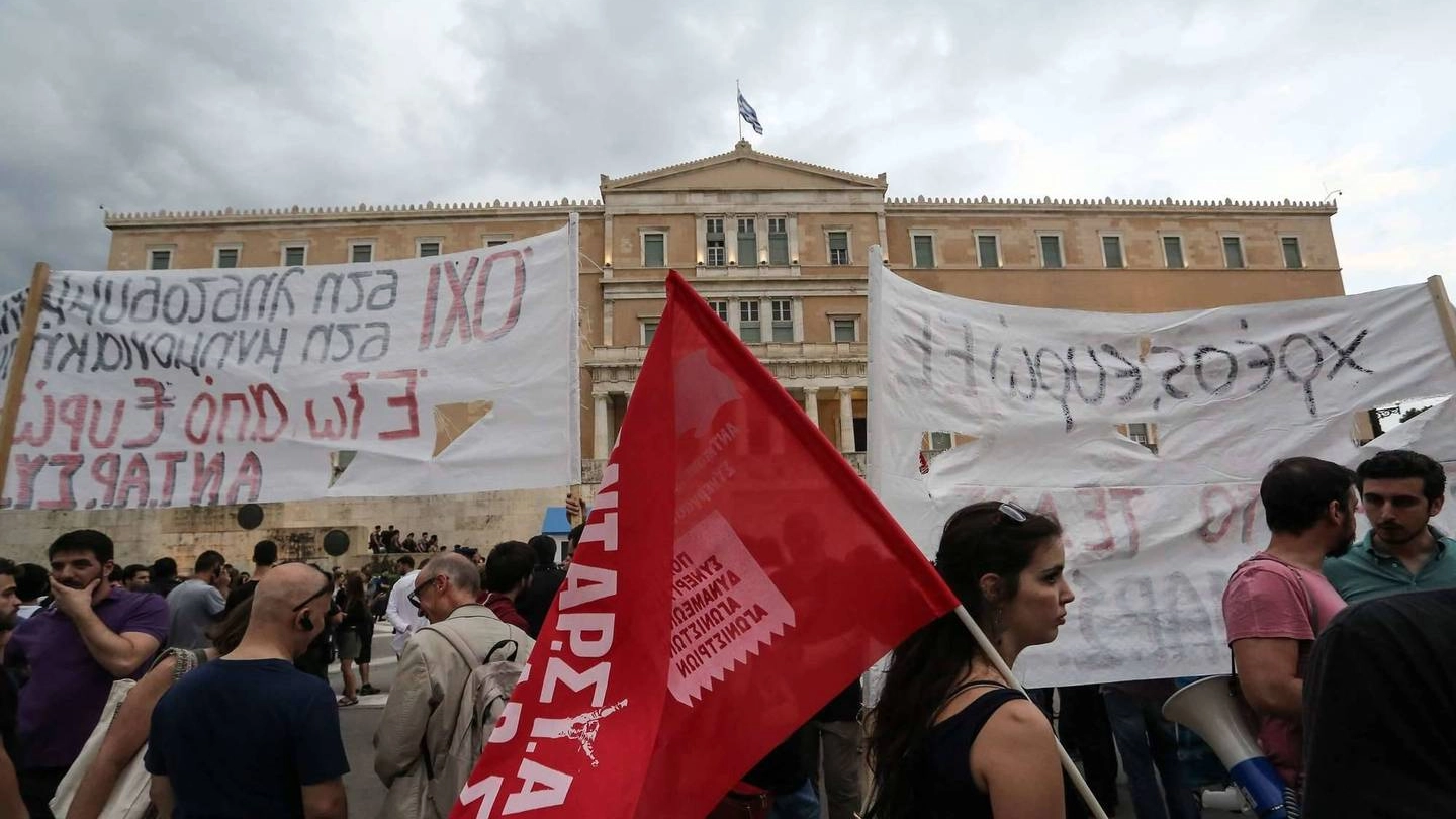 grecia, proteste in piazza Syntagma (Olycom)