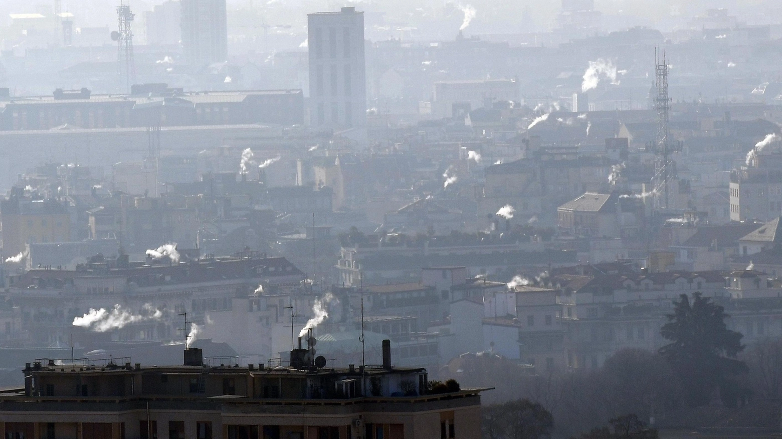 Scattano nuove misure anti smog. Milano in una foto d'archivio (Ansa)