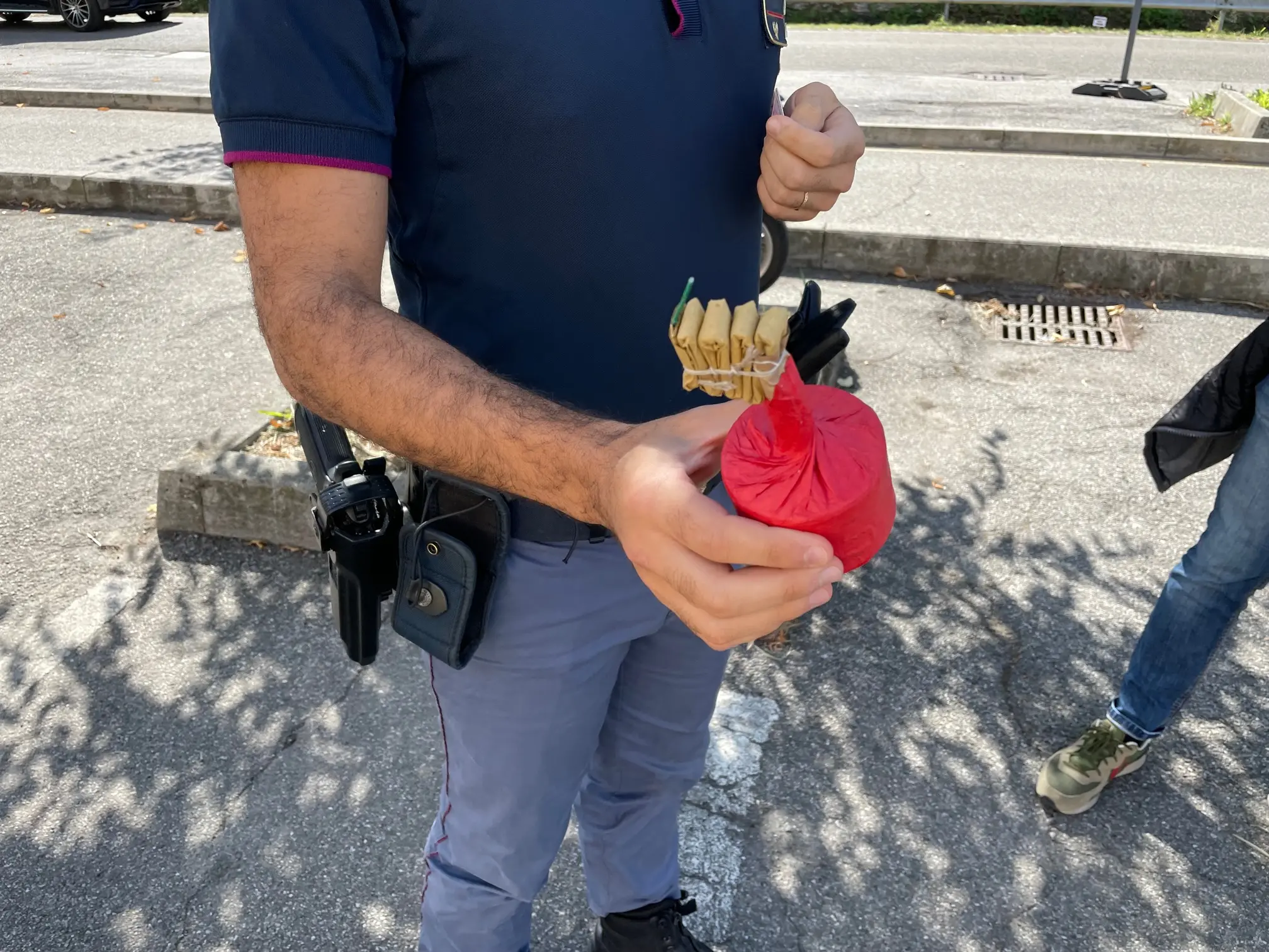 Castellammare, lancia un petardo incendia una casa: denunciato un 33enne salernitano