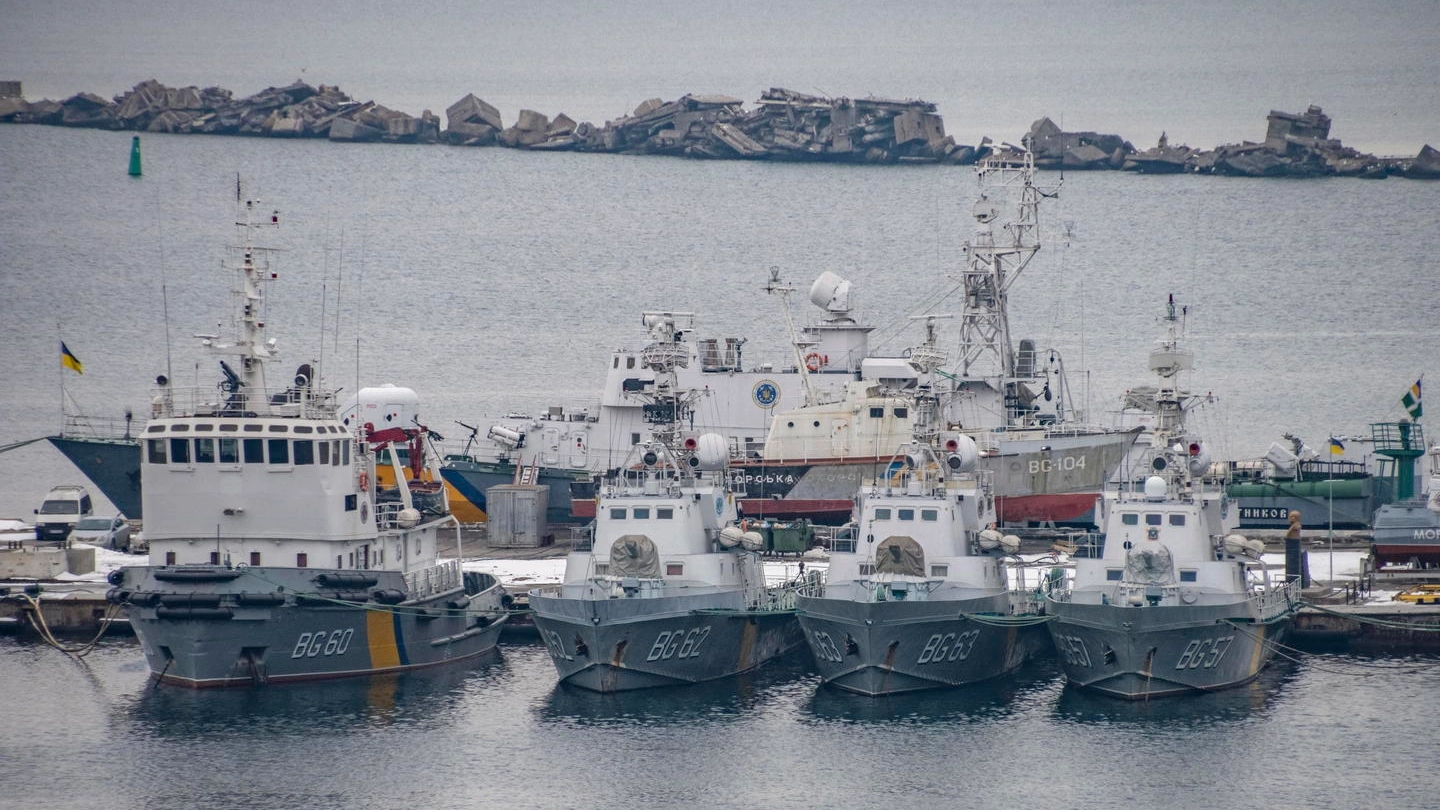 Navi militari e della guardia costiera ucraina nel porto di Odessa (Ansa)