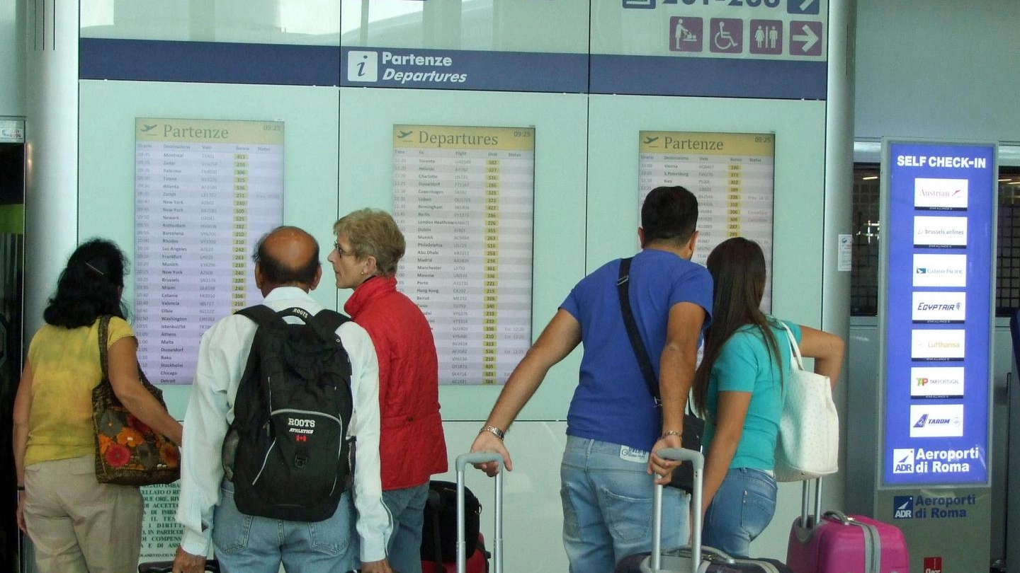 File di passeggeri alle compagnie aeree per lo sciopero di 4 ore dei controllori di volo (Ansa)