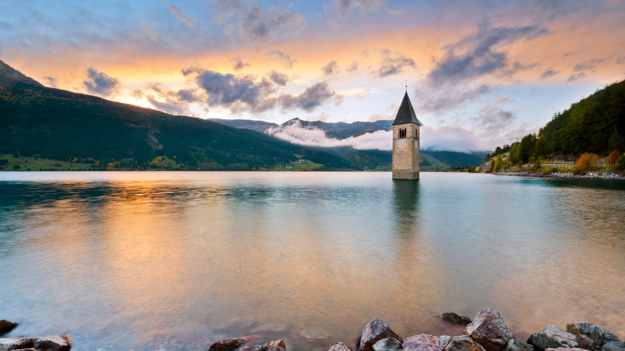 Il campanile di Curon, nel Lago di Resia, Val Venosta - foto scacciamosche Istock