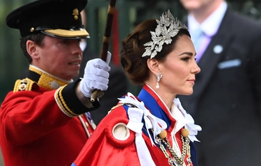 Kate Middleton all’incoronazione: l’abito regale di McQueen e l’omaggio dei gioielli