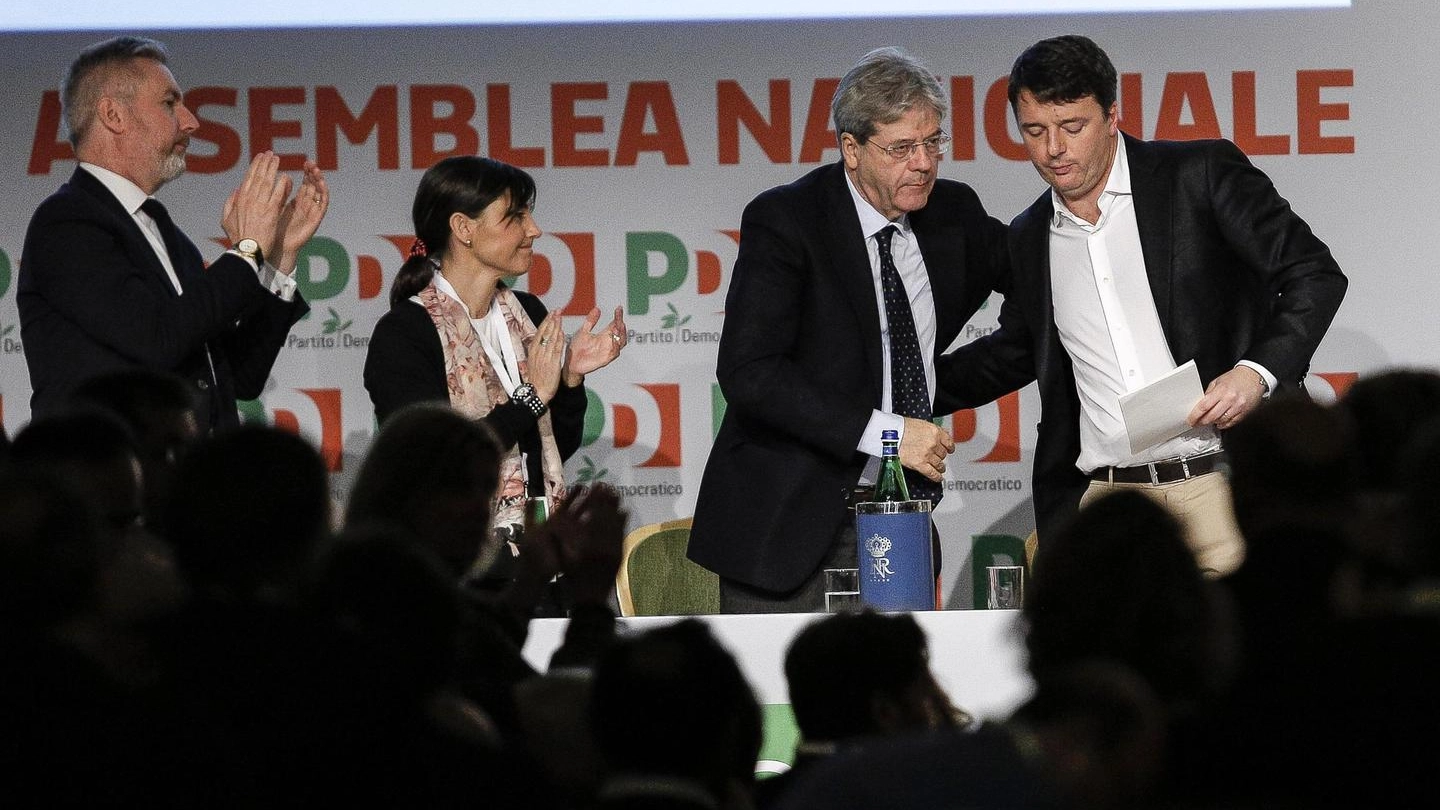 Paolo Gentiloni e Matteo Renzi durante l'assemblea nazionale del Pd (Ansa)