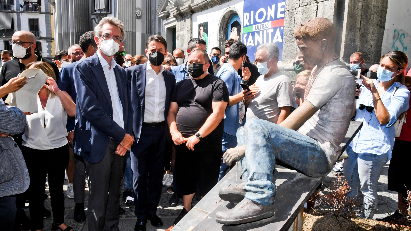 Giuseppe Conte, presidente M5S con il padre di Genny vittima innocente della camorra 