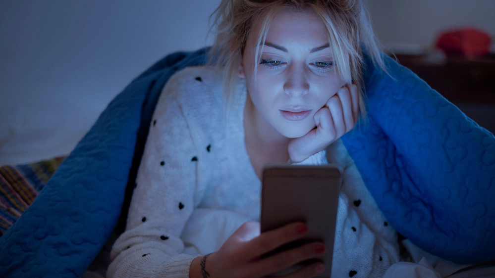 Ridurre la luce blu dello smartphone non migliora il sonno