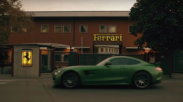 Una Mercedes sfila davanti alla Ferrari a Maranello (da youtube)