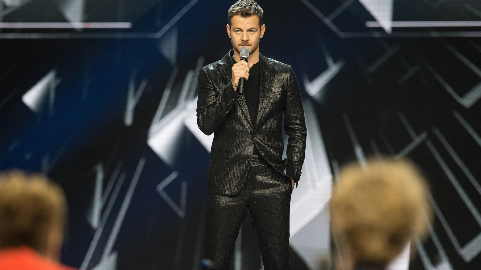 Alessandro Cattelan sul palco di X Factor