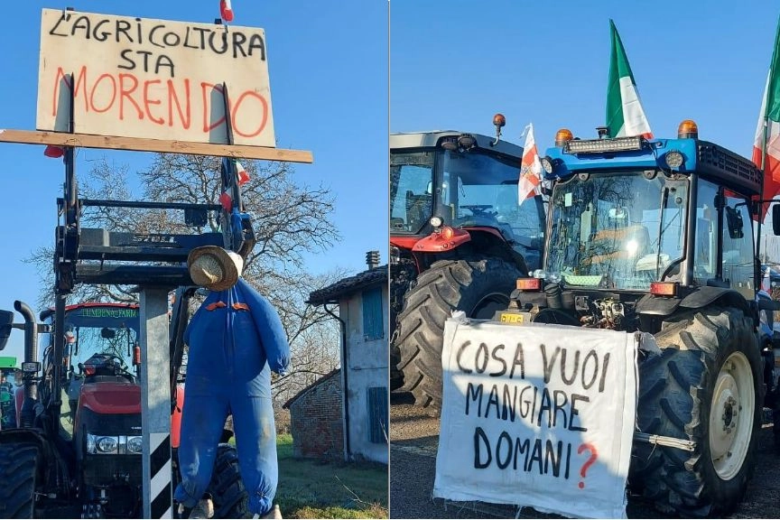 La protesta degli agricoltori con i trattori fuori dal casello autostradale dell'A14 a Castel San Pietro