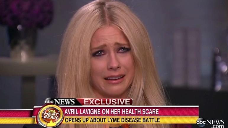 Avril Lavigne piange in tv (Immagine Abc)