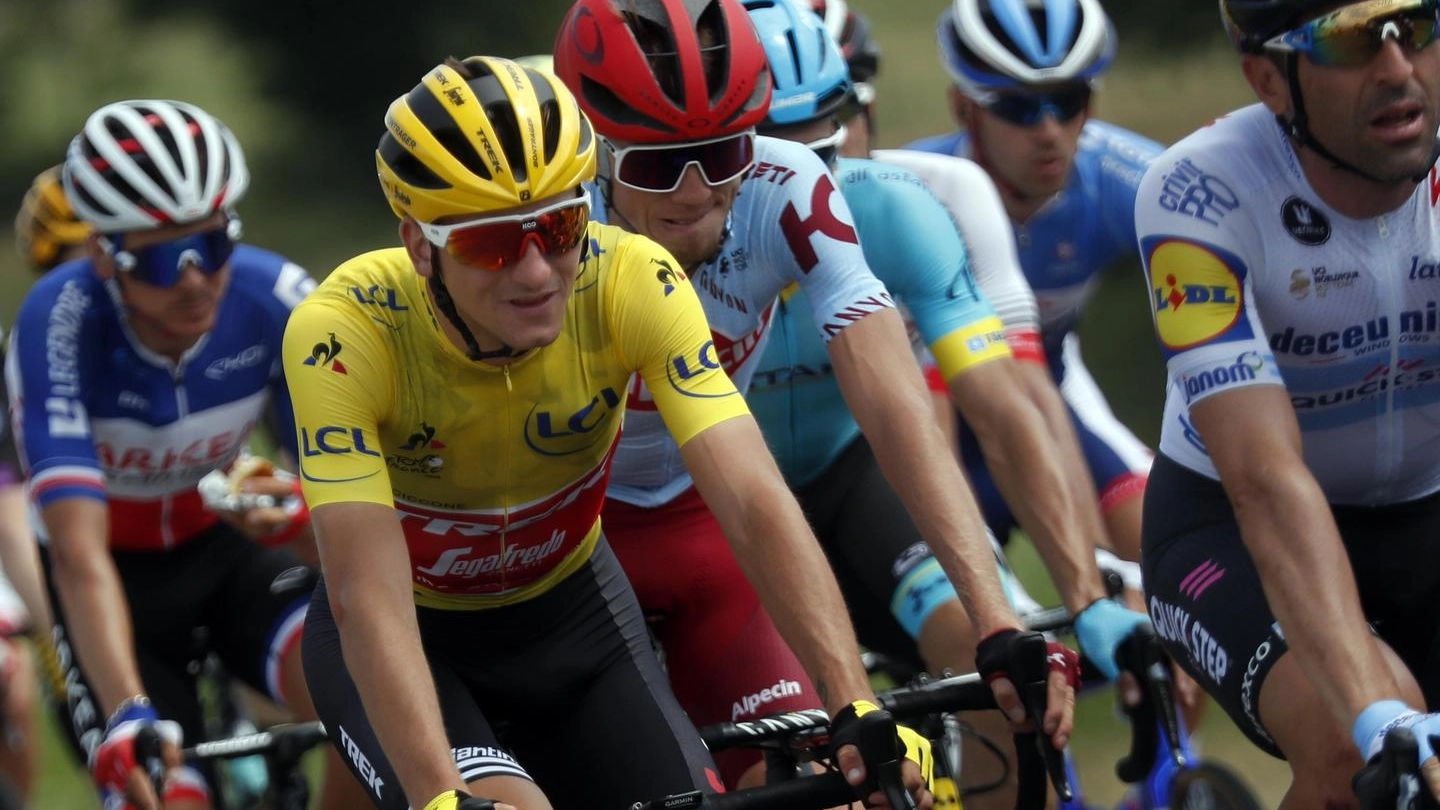 Giulio Ciccone in maglia gialla al Tour de France (Ansa)