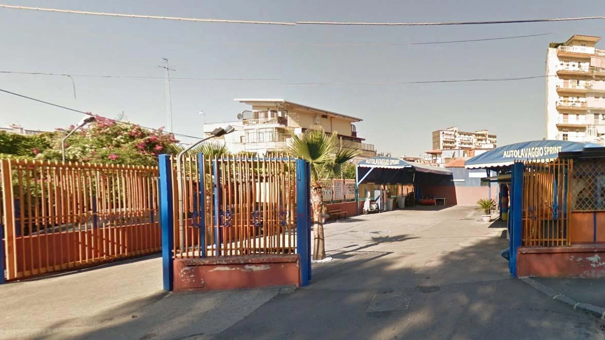 Napoli, l'autolavaggio dove è stato seviziato il 14enne (Ansa, Google street view)