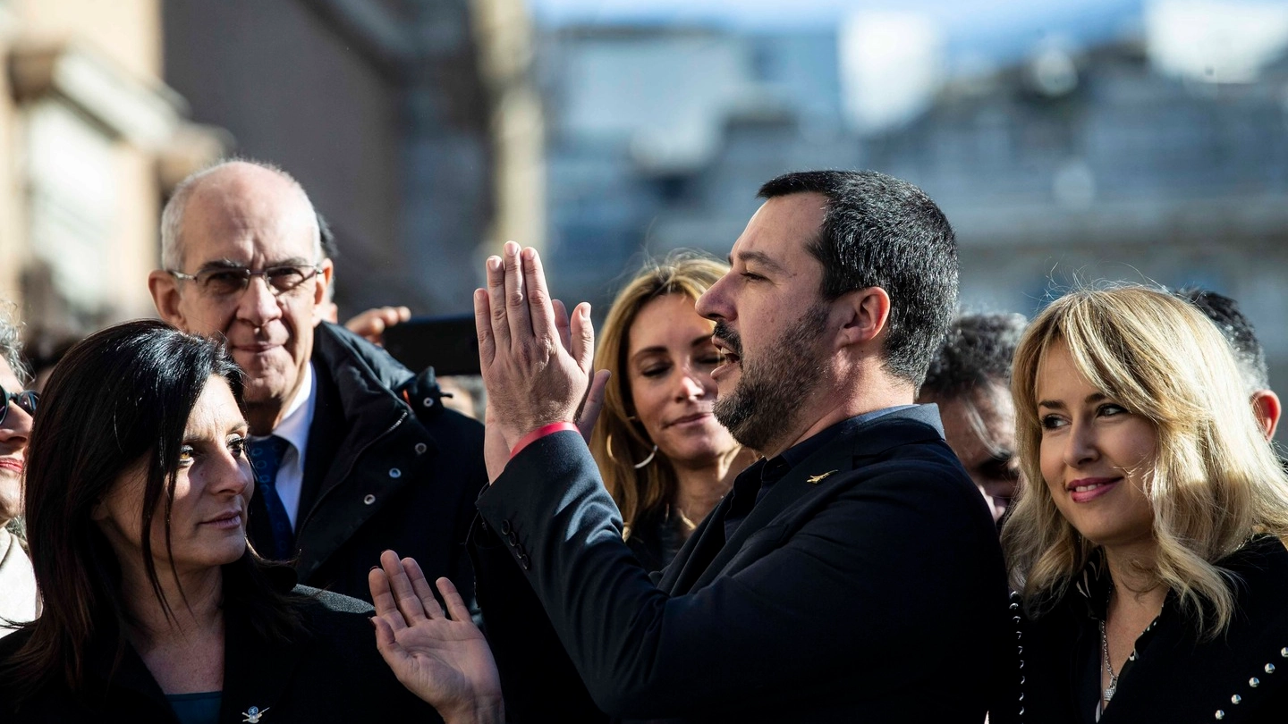 Matteo Salvini festeggia l'approvazione del Dl Sicurezza in piazza (ImagoE)