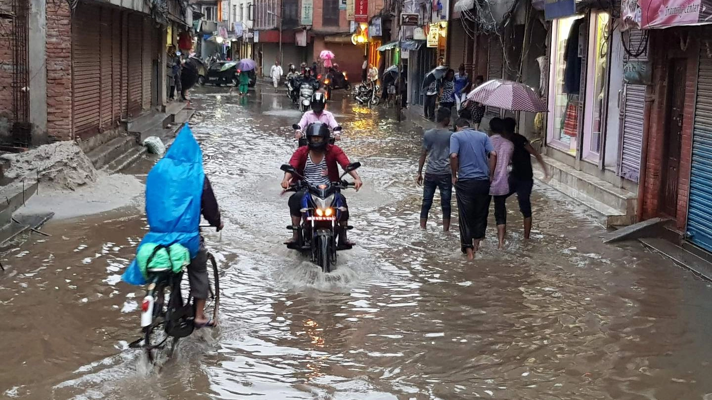 Una strada a Patal, Nepal, dopo le piogge torrenziali degli scorsi giorni (Afp)