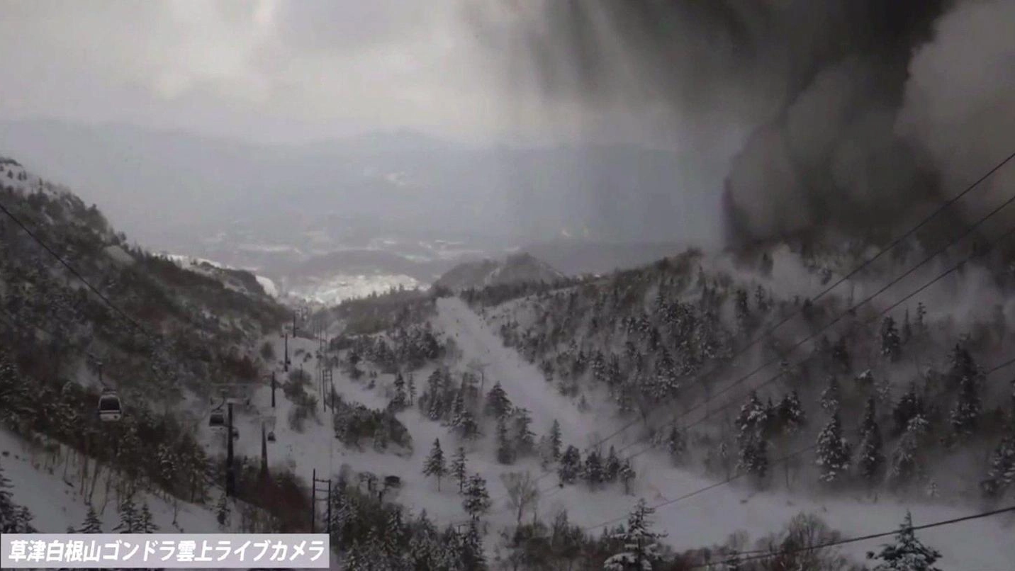 Eruzione vulcanica scatena una valanga sulle piste da sci in Giappone (Ansa)