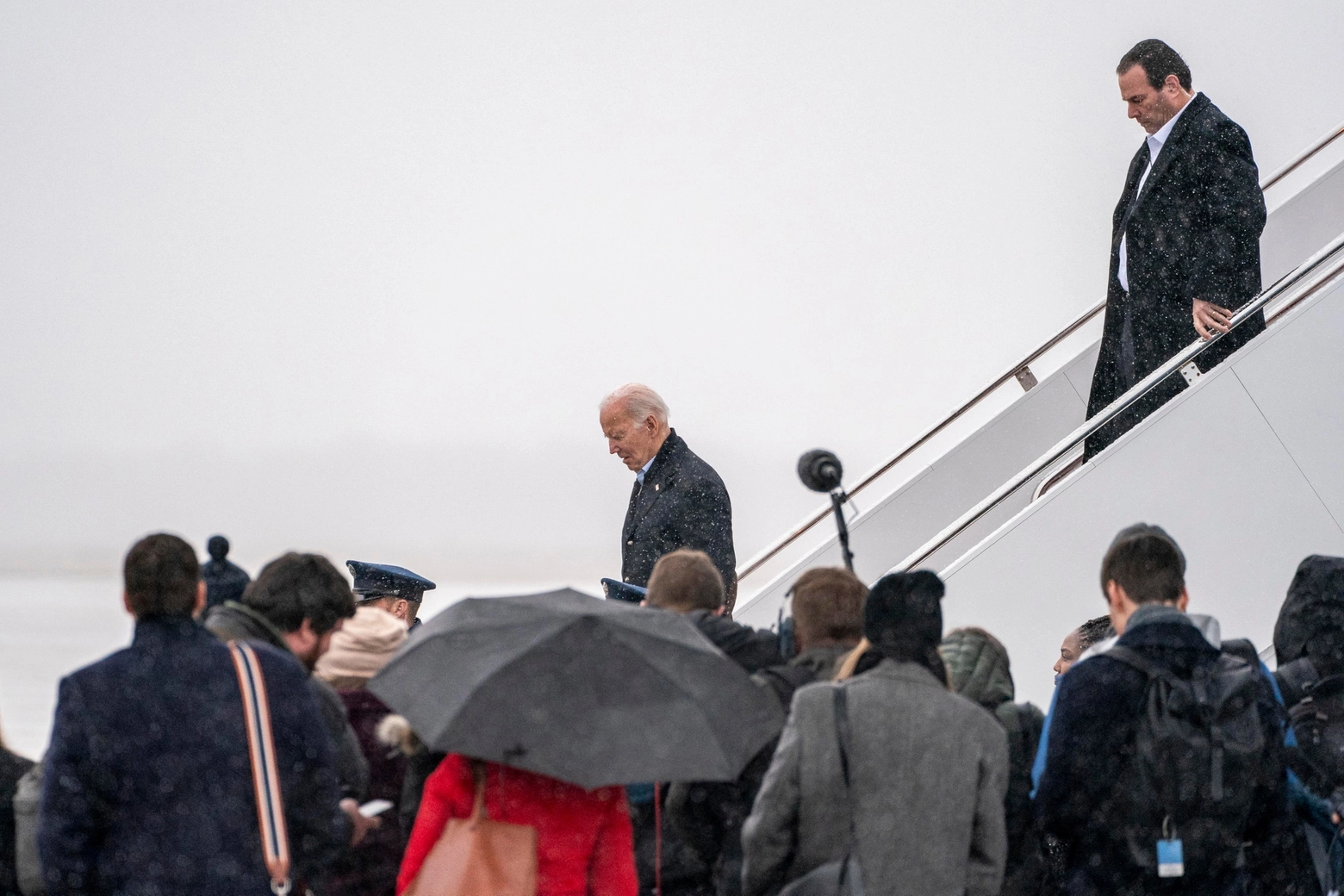 Usa, il presidente Joe Biden scende dall'Air Force One (Ansa)