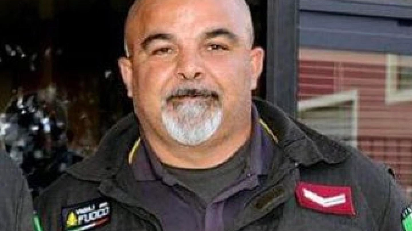 Tonello Scanu, il vigile del fuoco morto nel corso di intervento a Nulvi (Ansa)