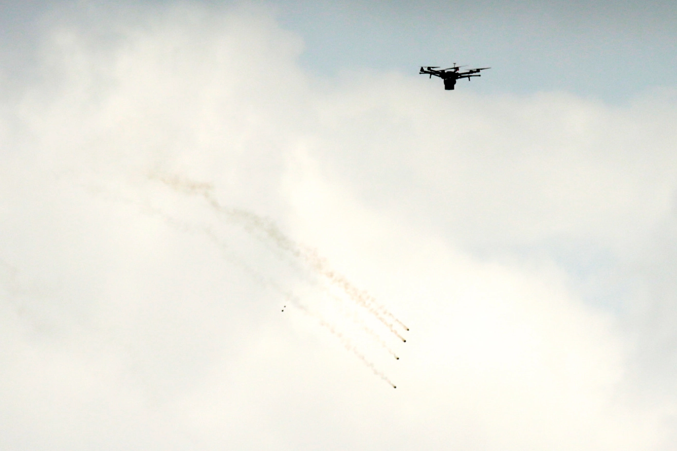 Un drone lancia lacrimogeni dell'esercito israeliano (Lapresse)