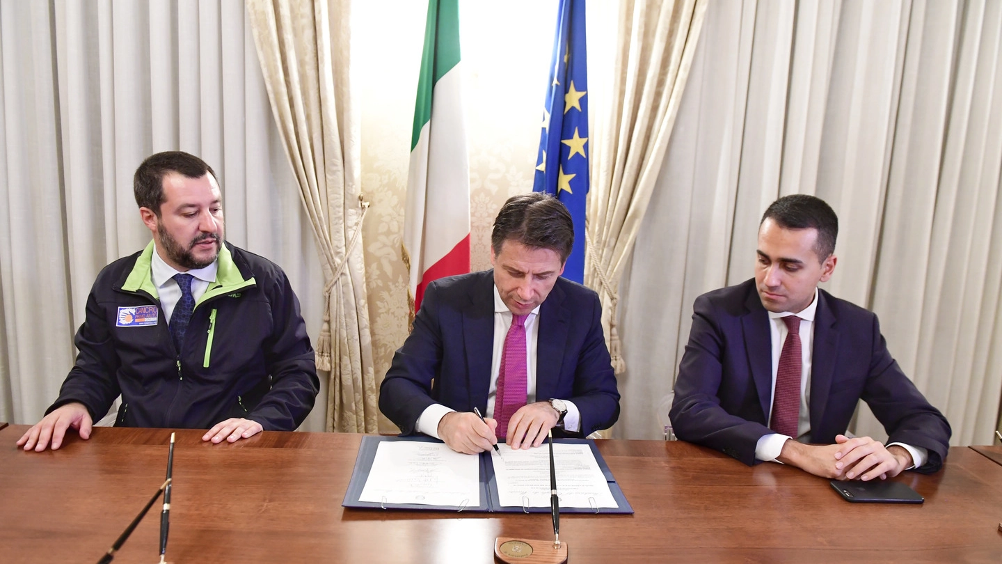 Salvini, Conte e Di Maio alla firma del protocollo a Caserta (Lapresse)