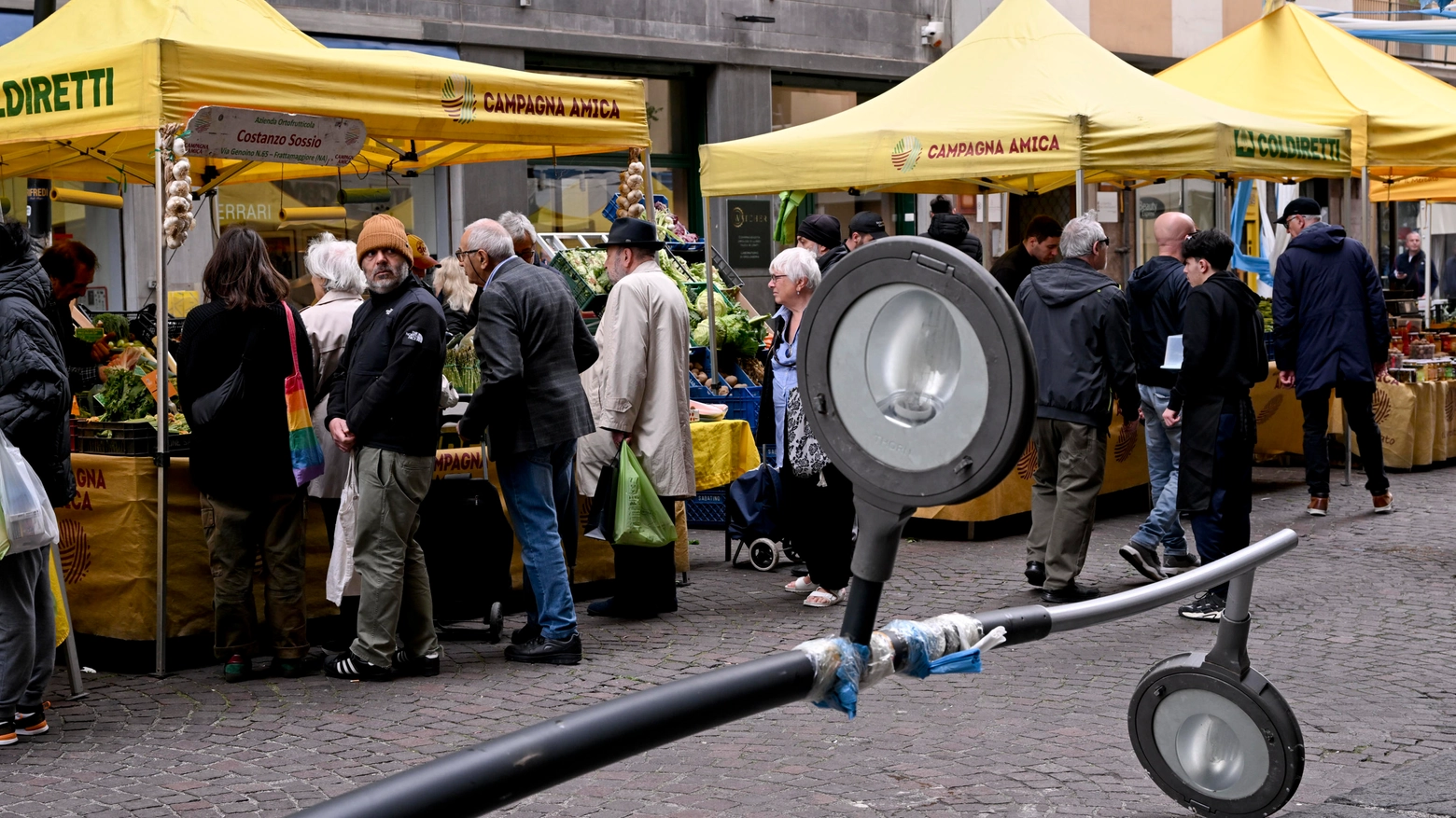 Cade un lampione su tenda mercatino a Napoli, tragedia sfiorata