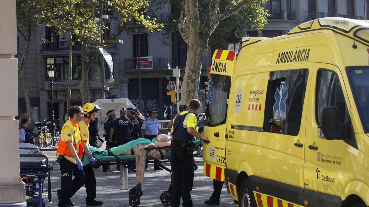 Barcellona, ambulanze soccorrono i feriti sulle Ramblas (Ansa)