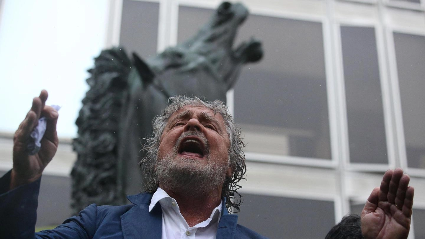 Beppe Grillo davanti alla sede Rai di Viale Mazzini (Rai)