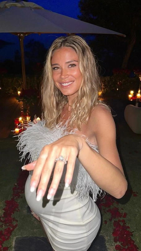 Diletta Leotta mostra l'anello (Instagram)