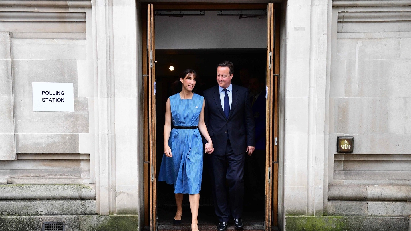 Brexit, il premier David Cameron e la moglie lasciano il seggio (Afp) 